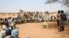 Des militants du Mouvement pour le salut de l'Azawad écoutent des instructions à un point de cheminement tout en patrouillant le long de la frontière Mali-Niger dans la zone déserte de la région de Meneka au Mali lors d'une patrouille anti-djihadiste le 5