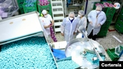 Encargado de Negocios de Estados Unidos en El Salvador, Patrick Ventrell, (der) de visita en la fábrica Melher, en San Salvador, El Salvador, el 14 de junio de 2022. Foto cortesía Embajada EEUU.