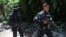 Policías patrullan la zona donde tres policías fueron asesinados por presuntos pandilleros durante un patrullaje en el barrio La Realidad, en Santa Ana, El Salvador, el 29 de junio de 2022.
