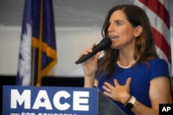 La representante de EEUU Nancy Mace de Carolina del Sur habla con sus partidarios en su evento de la noche de las elecciones después de derrotar a la ex representante estatal Katie Arrington en las primarias del 1er Distrito el 14 de junio de 2022 en Mount Pleasant, Carolina del Sur.