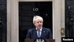 El primer ministro británico, Boris Johnson, hace una declaración en Downing Street en Londres, Gran Bretaña, el 7 de julio de 2022. REUTERS/Henry Nicholls