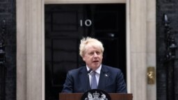 Ông Boris Johnson đứng ở phía trước số 10 phố Downing.