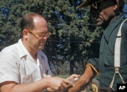 Seorang dokter di Tuskegee, Alabama, mengambil sampel darah seorang pria kulit hitam yang termasuk dalam studi sifilis tahun 1950-an. (Arsip Nasional via AP, File)