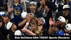 Stephen Curry des Golden State Warriors brandit le trophée Larry O'Brien après la victoire de son équipe sur les Boston Celtics lors du sixième match des finales de la NBA 2022, le 16 juin 2022.