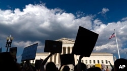 25일 워싱턴 D.C. 시내 미 대법원 앞에서 '로 대 웨이드' 판례 폐지 항의 시위가 진행되고 있다. 
