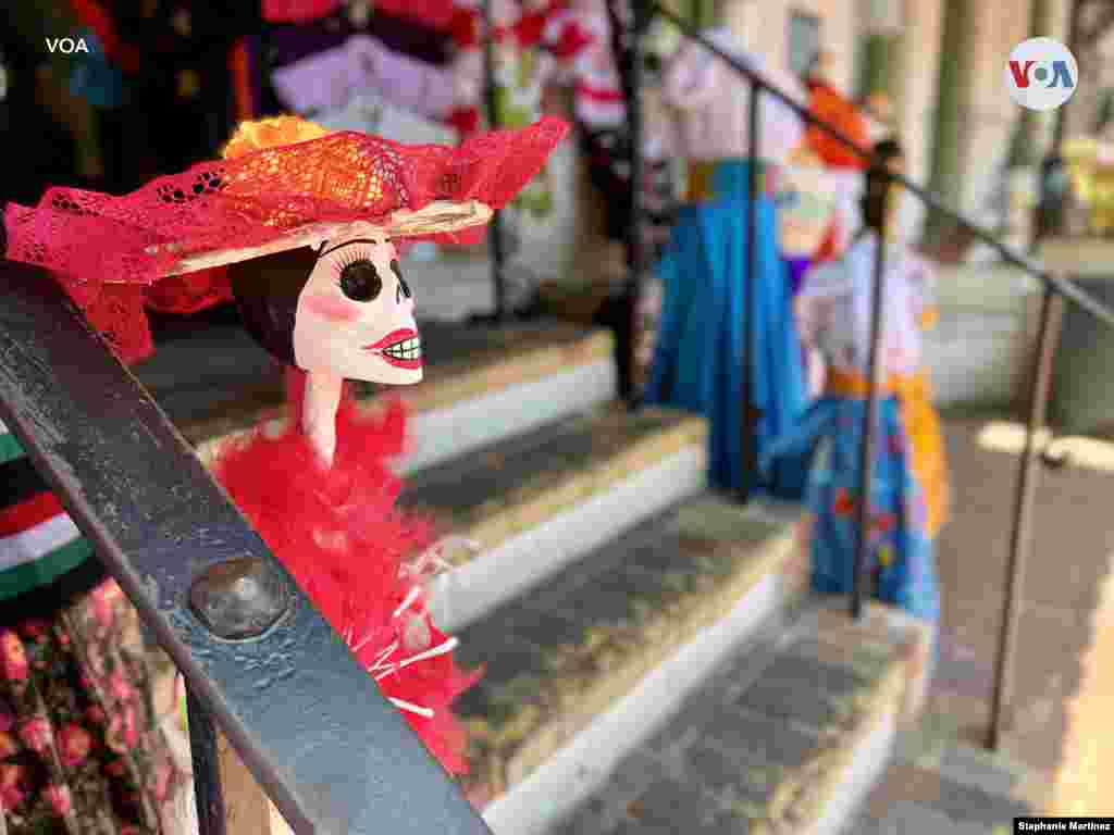 El pequeño callejón que salía de la Plaza cambió su nombre en honor a Agustín Olvera, el primer juez del Condado de Los Ángeles.