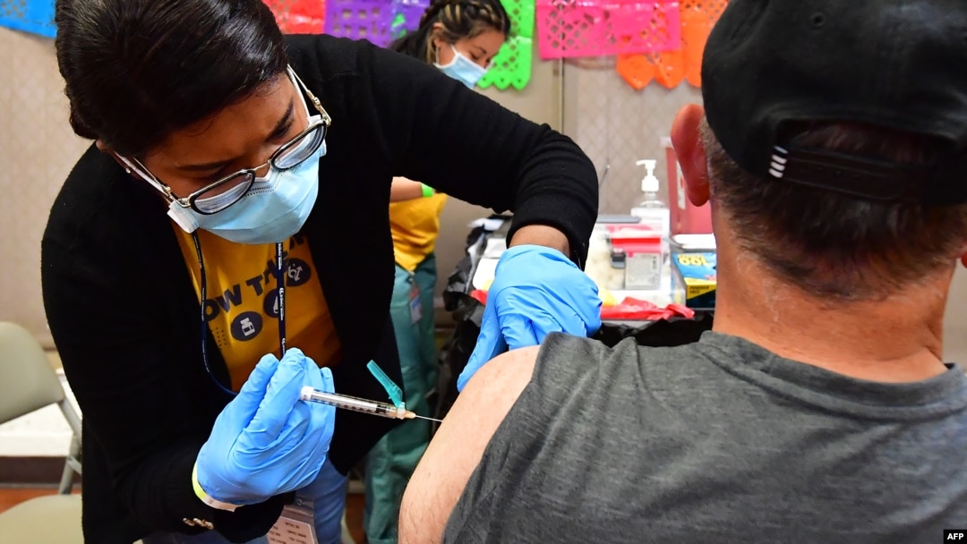Seorang perawat tampak memberikan suntikan penguat atau booster vaksin COVID-19 kepada warga di sebuah klinik di Los Angeles, pada 5 Mei 2022. (Foto: AFP/Frederic J. Brown)