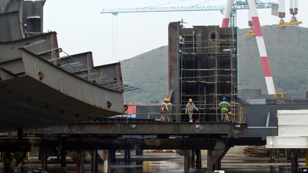资料照片：2011年9月15日，中船重工旗下的大连船舶重工集团在大连郊外长兴岛的造船厂。（美联社照片）(photo:VOA)