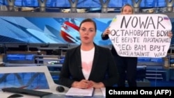 رواں برس مارچ میں روس کے چینل ون ٹیلی وژن میں بطور ایڈیٹر کے کام کرنے والی مارینا اوسینیکووا شام کے وقت کی نشریات میں نمودار ہوئی تھیں۔ انہوں نے ایک پوسٹر اٹھا رکھا تھا جس میں انگریزی میں لکھا تھا ’’نو وار‘‘ یعنی جنگ نامنظور۔