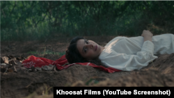 فلم 'کملی' کی کہانی تین خواتین کے گرد گھومتی ہے جنہیں حالات و واقعات ایک دوسرے کے قریب لے آتے ہیں۔اداکارہ صباقمر، ثانیہ سعید اور  نمرہ بچہ نے اسکرین پر اداکاری کا جادو جگایا ہے۔ 