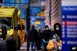 Ambulans berbaris di luar Rumah Sakit Royal London di area Whitechapel, London timur, Kamis, 6 Januari 2022. (Foto: AP)