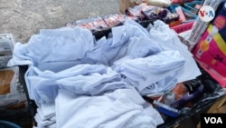 La ropa que utilizan los reos de color blanco se vende en las afueras de los penales y es comprada por los familiares de los detenidos. [Foto Karla Patricia Arévalo/ VOA].