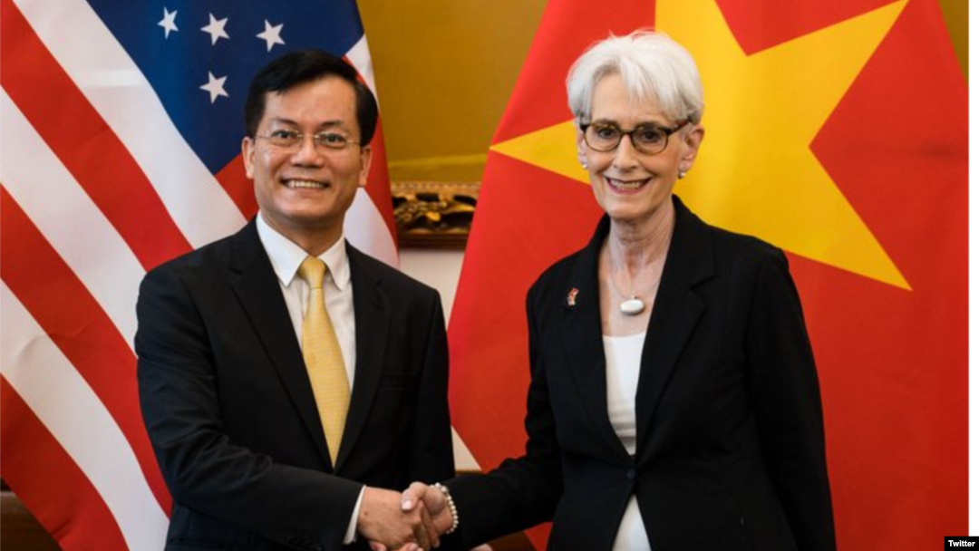 Thứ trưởng ngoại giao Hà Kim Ngọc (trái) và Thứ trưởng Ngoại giao Hoa Kỳ Wendy Sherman tại Hà Nội, ngày 13/6/2022. Photo Twitter Wendy Sherman.