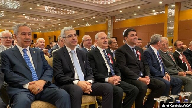 Eski TBMM Başkanı Bülent Arınç, Türk Demokrasi Vakfı Başkanı Salih Uzun, CHP Genel Başkanı Kemal Kılıçdaroğlu ve Demokrat Parti Genel Başkanı Gültekin Uysal