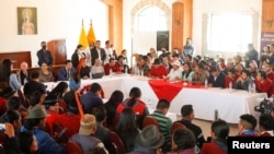 Indígenas de diferentes organizaciones asisten a una reunión con funcionarios de gobierno para tomar un descanso mientras discuten las demandas de precios más bajos del combustible y los alimentos que han provocado dos semanas de protestas, en Quito, el 28 de junio de 2022.