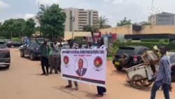 Des partisans de Compaoré mobilisés à l'aéroport d'Ouagadougou