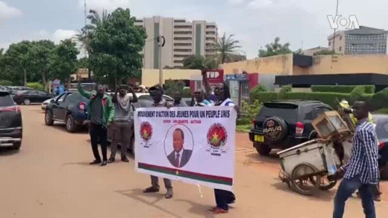 Des partisans de Compaoré mobilisés à l'aéroport d'Ouagadougou