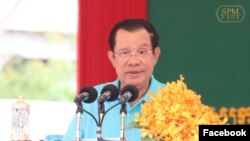 រូបឯកសារ៖ លោក​នាយករដ្ឋមន្រ្តី ហ៊ុន សែន ថ្លែង​នៅ​ក្នុង​ពិធី​អបអរ​សាទរ​ទិវា​មច្ឆជាតិ ដែ​ល​ធ្វើ​ឡើង​នៅ​ក្នុង​ស្រុក​ភ្នំ​ស្រុក ខេត្ត​បន្ទាយមានជ័យ នៅ​ថ្ងៃ​ទី​១ ខែ​កក្កដា ឆ្នាំ​២០២២។ (Facebook/Cambodian PM Hun Sen)