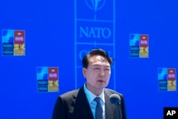 Presiden Korea Selatan Yoon Suk Yeol berbicara kepada wartawan saat ia tiba untuk KTT NATO di Madrid, Spanyol, pada hari Rabu, 29 Juni 2022. (Foto: AP)