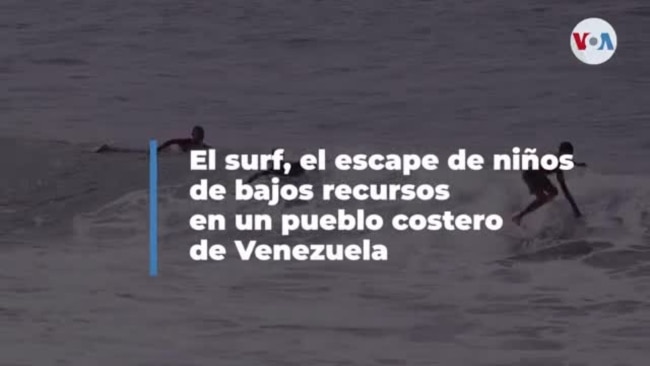 Jóvenes venezolanos buscan evadirse en las olas