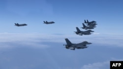 지난 7일 한국 공군 F-35 전투기와 미 공군 F-16 전투기 편대가 합동 기동 훈련을 했다.