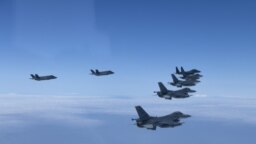 Sejumlah jet tempur milik Korea Selatan dan AS terbang membentuk formasi taktis dalam latihan militer gabungan kedua negara pada 7 Juni 2022. (Foto: South Korean Defence Ministry/AFP)