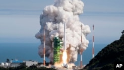韩国自主研制的“世界号”运载火箭在高兴郡罗老宇宙中心成功发射。（2022年6月21日）