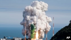 Roket luar angkasa pertama yang diproduksi di dalam negeri, lepas landas dari landasan peluncuran di Naro Space Center di Goheung, Korea Selatan, 21 Juni 2022. (Foto: via AP)