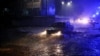 Un conductor cruza una carretera inundada tras las fuertes lluvias debidas a la tormenta tropical Bonnie, en San Salvador, El Salvador, 2 de julio de 2022. REUTERS/José Cabezas