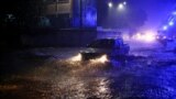 Un conductor cruza una carretera inundada tras las fuertes lluvias debidas a la tormenta tropical Bonnie, en San Salvador, El Salvador, 2 de julio de 2022. REUTERS/José Cabezas