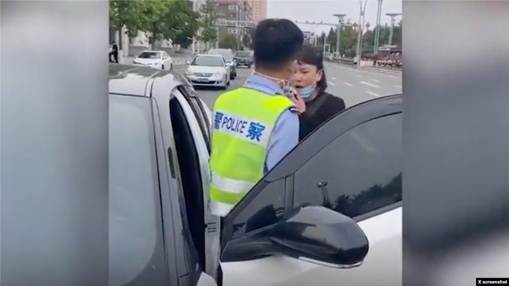 2022年6月21日，丹东女子给父亲取药路上因黄码被身穿警服的封控人员拦截引发袭警事件。（网络视频截图）