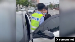 2022年6月21日，丹东女子给父亲取药路上因黄码被身穿警服的封控人员拦截引发袭警事件。（网络视频截图）