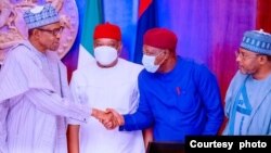 Shugaba Buhari da wasu daga cikin sanatoci yayin da suka yi wata ganawa