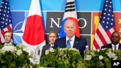 美國總統拜登與國家安全顧問沙利文、國務卿布林肯和國防部長奧斯汀在北約馬德里峰會的間歇一道參加與韓國總統尹錫悅和日本首相岸田文雄的三邊會晤。(2022年6月29日)