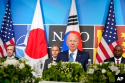 조 바이든 미국 대통령이 29일 스페인 마드리드에서 열린 미한일 정상회담에서 발언하고 있다. 제이크 설리번 백악관 국가안보보좌관(뒷줄 왼쪽부터)과 토니 블링컨 국무장관, 로이드 오스틴 국방장관이 배석했다.