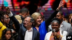 Gustavo Petro (izquierda) su esposa, Verónica Alcocer, centro, y su compañera de fórmula, Francia Márquez, celebran después de ganar las elecciones presidenciales de segunda vuelta en Bogotá, Colombia, el domingo 19 de junio de 2022. (Foto AP/Fernando Vergara )