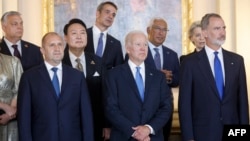 조 바이든(가운데) 미국 대통령이 28일 스페인 마드리드에서 북대서양조약기구(NATO·나토) 정상회의 참가자들을 위한 왕실 환영 만찬에 참석하고 있다. 앞줄 오른쪽부터 펠리페 6세 스페인 국왕, 바이든 대통령, 루멘 라데프 불가리아 대통령. 뒷줄 왼쪽부터 빅토르 오르반 헝가리 총리, 윤석열 한국 대통령. 