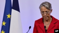 La primera ministra de Francia, Elisabeth Borne, hace una pausa al pronunciar un discurso el domingo 19 de junio de 2022, en París. (Ludovic Marin, foto compartida vía AP)