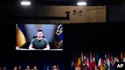 El presidente de Ucrania, Volodymyr Zelenskyy, se dirige a los líderes a través de una pantalla de video durante una reunión de mesa redonda en una cumbre de la OTAN en Madrid, España, el 29 de junio de 2022.