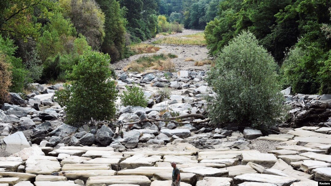 Sungai Sangone, cabang dari sungai Po, di Beinasco, Turino, Italia mengalami kekeringan terburuk dalam 70 tahun (foto: dok). 