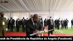 Presidente angolano João Lourenço assina livro de condolências do antigo Presidente José Eduardo dos Santos, Luanda, Angola, 11 Julho 2022