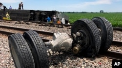 En esta foto proporcionada por Dax McDonald, los escombros se encuentran cerca de las vías del tren después de que un tren de pasajeros de Amtrak se descarrilara cerca de Mendon, Missouri, el 27 de junio de 2022.