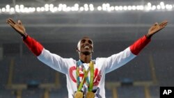 Pelari asal Inggris Mo Farah merayakan keberhasilannya dalam meraih medali emas pada kategori 5.000 meter pria pada Olimpiade Rio di Rio de Janeiro, Brazil, pada 20 Agustus 2016. (Foto: AP/Jae C. Hong)