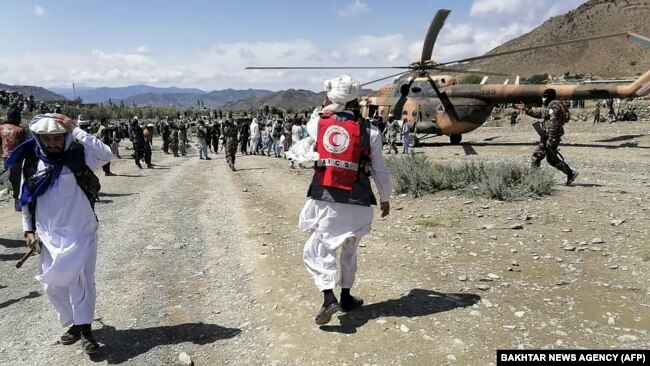 22일 아프가니스탄 파크티카주 지진 발생 현장 인근에서 군 장병들과 적신월사 관계자들이 활동하고 있다.