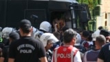 دستگیری شرکت‌کنندگان در رژه افتخار در استانبول، ترکیه. یکشنبه ۲۶ ژوئن ٢٠٢٢