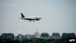Самолет авиакомпании Delta идет на посадку в столичном аэропорту имени Рейгана в Арлингтоне, Вирджиния, 2 июля 2022 года 