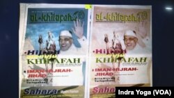 Temuan Diskrimum Polda Metro Jaya berupa buletin yang diedarkan oleh Khilafatul Muslimin kepada anggotanya ditunjukkan kepada wartawan dalam konferensi pers di Polda Metro Jaya, Jakarta, pada 16 Juni 2022. (Foto: VOA/Indra Yoga)

