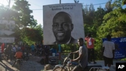 Un cartel muestra al asesinado presidente haitiano Jovenel Moise en Puerto Príncipe, Haití, el 7 de julio de 2022. 