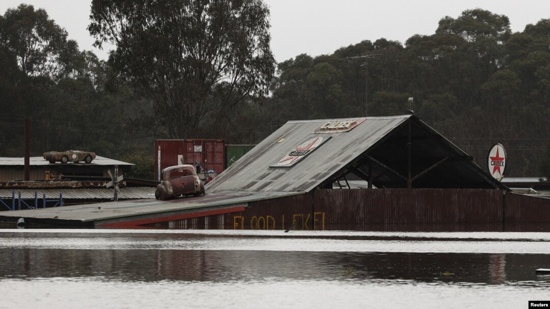 Hujan lebat di pinggiran Londonderry, Sydney, Australia, 5 Juli 2022. (Foto: REUTERS/Loren Elliott)