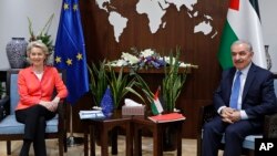 Presiden Komisi Eropa Ursula von der Leyen (kiri) bersama Perdana Menteri Palestina Mohammad Shtayyeh, di Ramallah, Tepi Barat, Selasa, 14 Juni 2022. (Atef Safadi/Pool via AP)